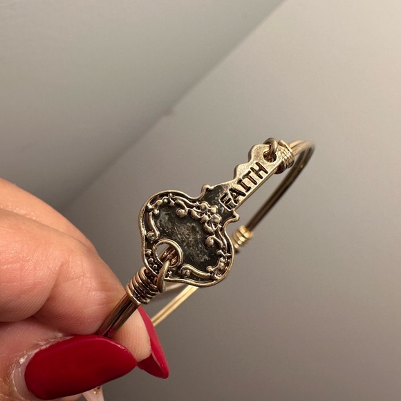 Elegant Gold Key Charm Bracelet with “Faith” Inscription - Picture 7 of 7